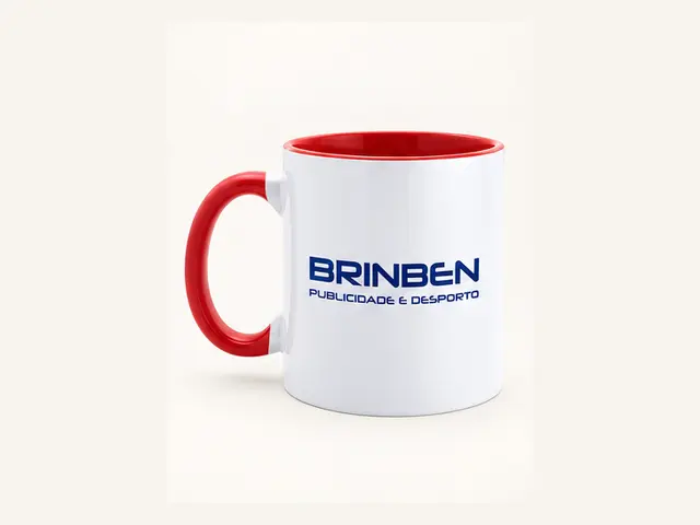 Caneca branca com interior e alça vermelhos